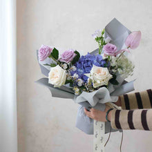 Load image into Gallery viewer, 玫瑰 繡球 花束
