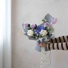 Load image into Gallery viewer, 玫瑰 繡球 花束
