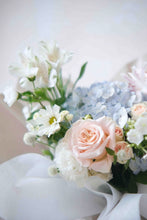 Load image into Gallery viewer, 玫瑰 繡球 花束
